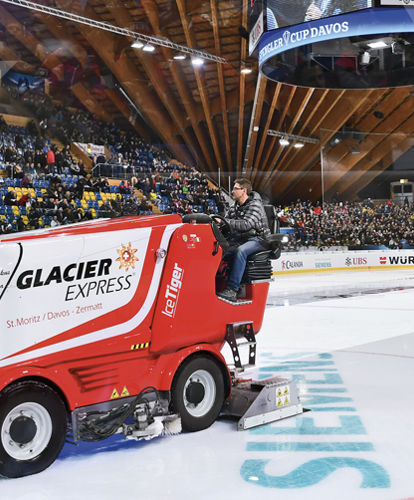 Una macchina rasa ghiaccio personalizzata al Davos Ice Stadium