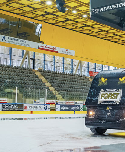 Una macchina rasa ghiaccio personalizzata all'Intercable Arena di Brunico